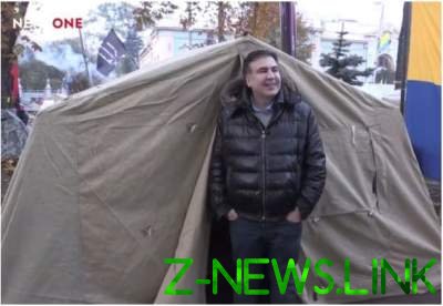 Саакашвили провел ночь в палатке под стенами Рады. Видео