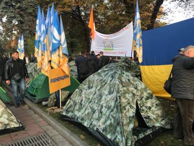 Митингующие установили возле Рады палатки