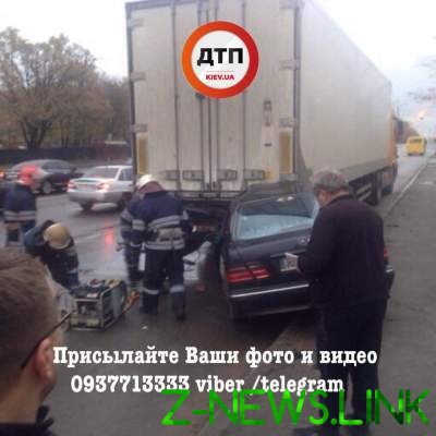 В Киеве Mercedes на полном ходу влетел в фургон 