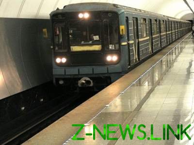 ЧП в метро Киева: мужчина упал на рельсы