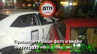 В Киеве Mercedes столкнулся с такси Uber: есть пострадавшие