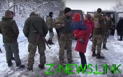 Украинские военные пообщались с жителями освобожденных поселков. Видео