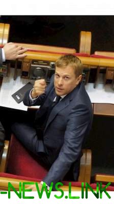 Украинский депутат разозлил соцсети неприличным жестом в Раде 