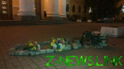 В центре Киеве разгромили памятник Герою Небесной Сотни 