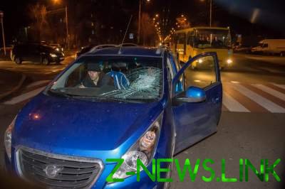 В Киеве дама за рулем Daihatsu сбила парня 