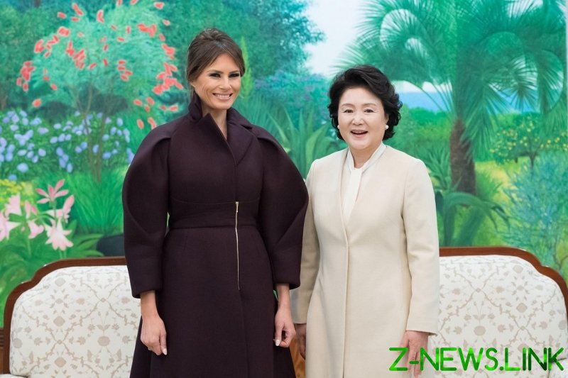 Образ дня: Мелания Трамп в платье-пальто с рукавами-баллонами стоимостью $4000 на встрече с первой леди Южной Кореи 
