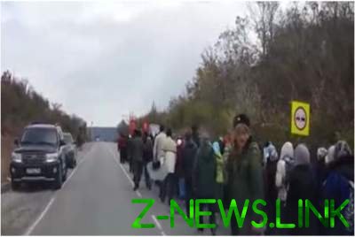 Крестный ход на трассе в Крыму: гневная реакция водителя. Видео