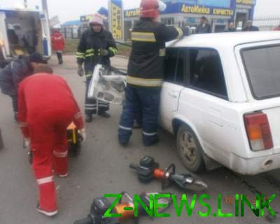 На Киевщине ВАЗ врезался в Renault: водителя зажало в авто