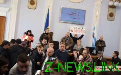 В горсовете Николаева нервные граждане дрались с полицейскими. Видео
