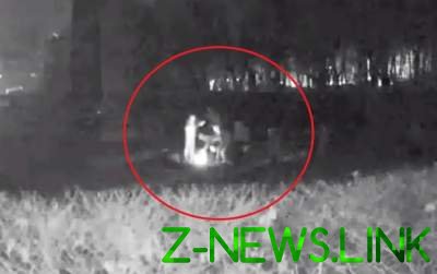 Появилось кадры, как неизвестные залили цементом Вечный огонь в Киеве. Видео