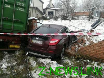 На трассе Львов – Городок грузовик врезался в дом, протаранив забор