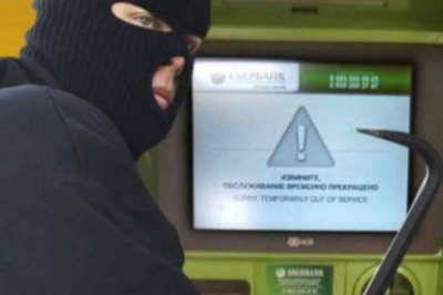 В России горе-грабитель 40 минут грабил пустой банкомат