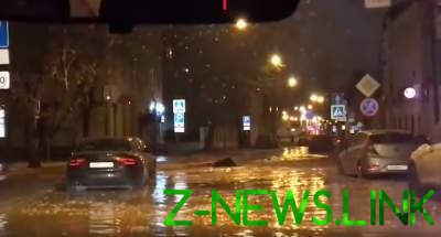 Улицу в Москве залили потоки нечистот. Видео