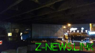 В Киеве грузовик застрял под "уставшим" мостом