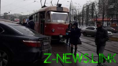 В Киеве автохам на Lexus остановил работу трамваев