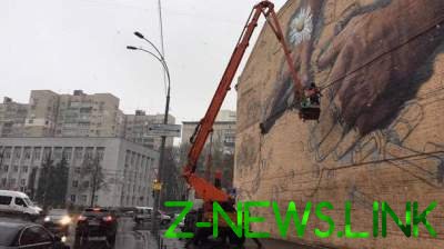 В Киеве здание полиции украсил необычный мурал