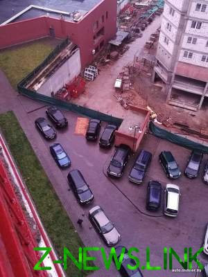 «Алладин прилетел»: в Минске на парковке постелили ковер