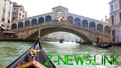 Курьез дня: парочка влюбленных из Франции угнала гондолу в Венеции