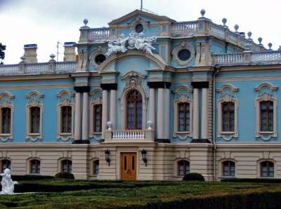 На столы для Мариинского дворца потратят 4 миллиона гривен
