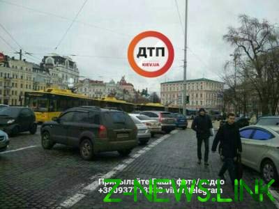 В центре Киева «автохам» на Lexus заблокировал движение троллейбусов