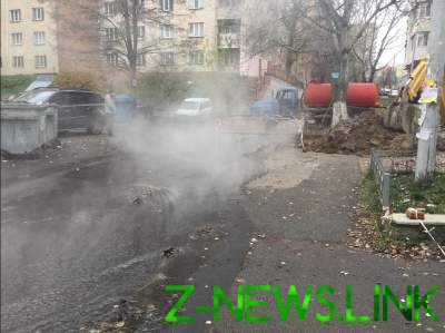 Прорыв трубы в Киеве: улицу залило горячей водой
