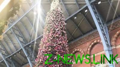 В Лондоне появилась необычная рождественская ель