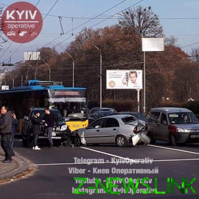 Тройное ДТП в Киеве: столкнулись Lexus, Daewoo и Toyota