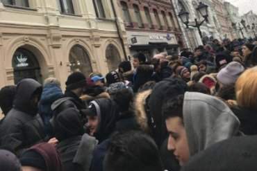 Маразм крепчает: в центре Москвы тысячи россиян устроили очередь за бесплатными кроссовками