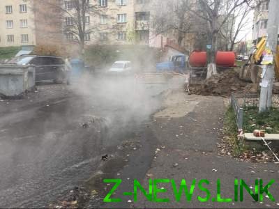 Прорыв трубы в Киеве: улицу залило горячей водой