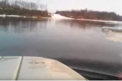 Во Владивостоке УАЗ вплавь преодолел озеро. Видео