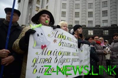 Украинские педагоги провели акцию протеста у Рады