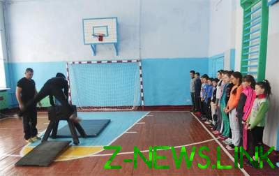 Сеть возмутило наказание физруком киевских школьников 