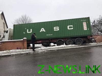 На трассе Львов – Городок грузовик врезался в дом, протаранив забор