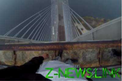 Экстремалы поднялись на вершину Южного моста в Киеве. Видео