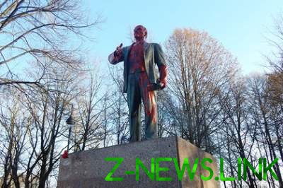 В Санкт-Петербурге облили памятник Ленину красной краской