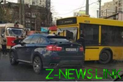 В Киеве устроили самосуд над водителем BMW. Видео