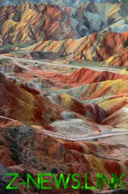 Чудо природы: буйство красок цветных гор Китая. Фото