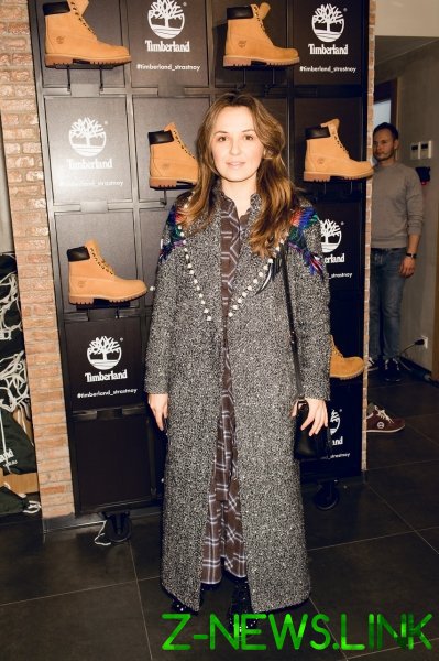 Катя Добрякова пришла на открытие бутика Timberland в расшитом птицами пальто, а Юлия Топольницкая — в милитари-платье 
