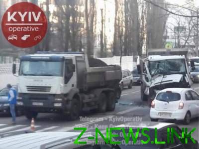В Киеве столкнулись два грузовика с землей