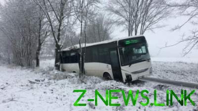 В Чехии автобус с пассажирам съехал в кювет: есть жертвы