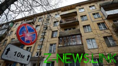 В России женщина выпала с балкона, забрасывая соседей бутылками