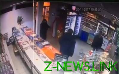 Сын нардепа напал на киевский магазин. Видео