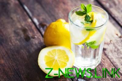 Медики объяснили, зачем пить воду с лимоном на ночь