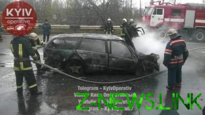 В Киеве Mercedes врезался в столб и загорелся 