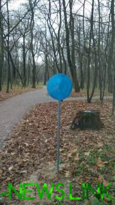 В одном из киевских парков вандалы разрисовали новые дорожные знаки