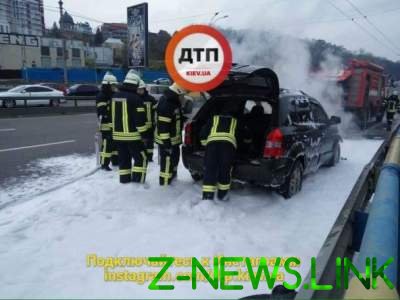 В Киеве посреди дороги заглох и загорелся автомобиль 
