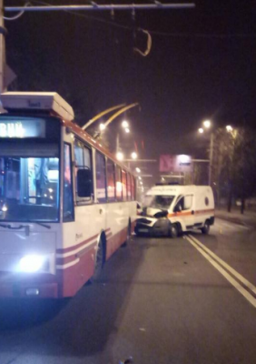В Харькове карета скорой врезалась в троллейбус
