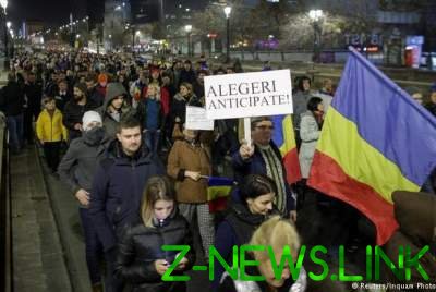 В Румынии десятки тысяч недовольных людей вышли на улицы