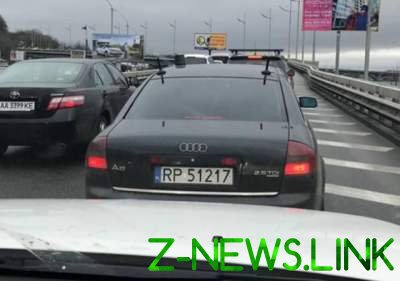 В Киеве заметили необычный Audi A6 со спецобородуванием 