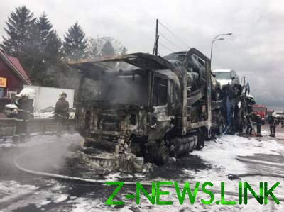 Возле Ровно сгорел автовоз с десятками новых авто